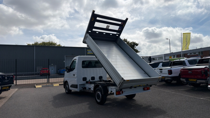 Renault Master Mwb Diesel Fwd ML35dCi 150 Advance Low Roof Aluminium Tipper - Image 34